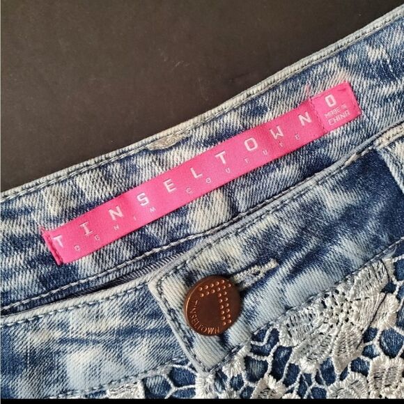 Tinseltown Jean Cutoff Shorts With Lace details - Picture 2 of 8